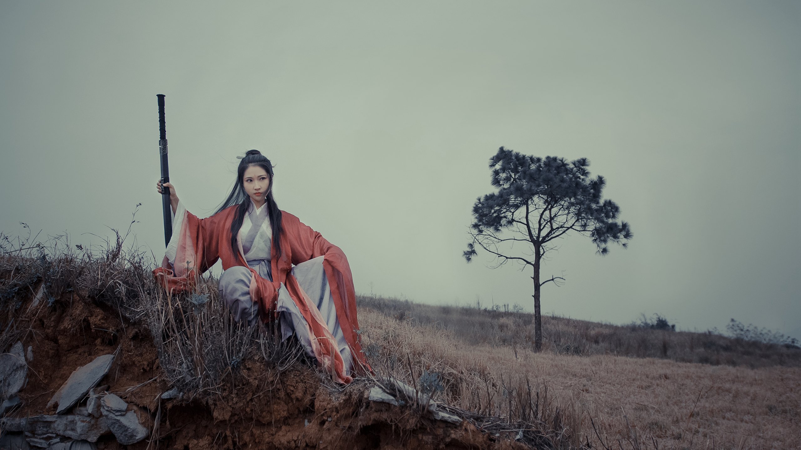 比赛中球队在绝境中挣扎,终于获得胜利,这场足球赛的胜败取决于队员们的齐心协力